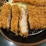 とんかつ こころ - 揚げはよく揚げでしっかりと火が入っている｡けれどしっとり｡