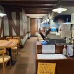 とんかつ こころ - 左手に4人掛け×2   右手に8席の対面カウンター席もある｡