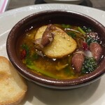 ぴるぜん - ホタルイカもオントップ。まだパンには手を出さない。