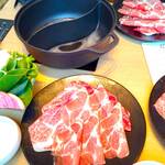 すき焼 しゃぶしゃぶつかだ - 野菜とお肉がたっぷり