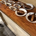 大甚 - 料理が並ぶ棚