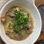 鉄板酒場 鐵一 - この手の店では珍しく豚ではなく牛もつ煮。だからトリッパとかも入ってます。ちゃんと作ってる味なんだけどタイミング悪く水で薄めた所だった感は否めなかった