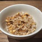 鉄板焼じろう - 青実山椒の風味豊かなガーリックライス