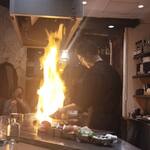 鉄板焼じろう - フランベのパフォーマンスもあります。