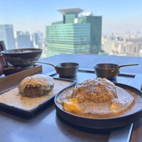 鉄板和食とワイン 萬鉄 - 萬鉄肉汁ハンバーグ 半熟卵のトリュフフロマージュソース、萬鉄肉汁ハンバーグ クワトロフロマージュソース