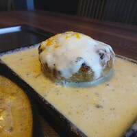 鉄板和食とワイン 萬鉄 - 萬鉄肉汁ハンバーグ クワトロフロマージュソース