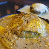 鉄板和食とワイン 萬鉄 - 萬鉄肉汁ハンバーグ 半熟卵のトリュフフロマージュソース