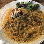 SPICY CURRY 魯珈 - 「單品カレー＆ライス」の「限定カレー（※）」
      （※）「濃厚牛肉とアスパラガスのカレー」
      「カレー増量」（150圓）
      「るうろう煮玉子」（150圓）
      「ラッシー」（400圓）
      合計2,400圓のカレー。