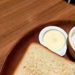 びっくりドンキー - バターの蓋あけてもろてます