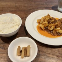 開化亭 - ライス、漬物、エビチリ