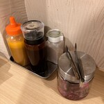 とんかつ そら - 卓上の調味料さんでーす。