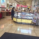 ヤマザキプラザ - 入口すぐは和菓子から