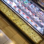 ヤマザキプラザ - その並びの奥は洋菓子