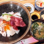 深江橋じょうじ - 上海鮮丼 税込 1600円　小鉢のボリュームの内容がすごい　夜のお酒のあて ですね これ