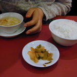 景徳鎮 新館 - ランチにつくご飯とスープ、ザーサイ　ご飯とスープはお代わり自由