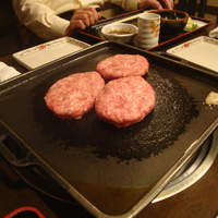 牛幸 本店 - ハンバーグ：これから焼きます