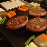 牛幸 本店 - ハンバーグ：焼けました