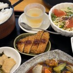 来々軒 - 小鉢にカツまで