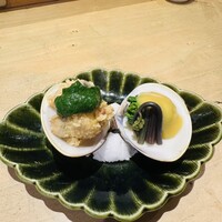 焼き鳥 平良 - 蛤の素焼き煎餅揚げ（ほうれん草ソース）
                    菜の花の辛子酢味噌和え