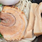 麺処 大沼 - 麺処 大沼 ＠湯島 つけ麺にトッピングされる炙りチャーシューと太切りメンマ