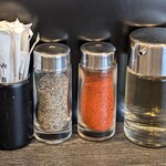 麺処 大沼 - 麺処 大沼 ＠湯島 卓上調味料類など