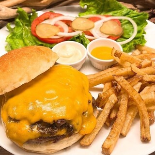 ランチタイム限定のお得なセットドリンクと人気バーガーをご用意