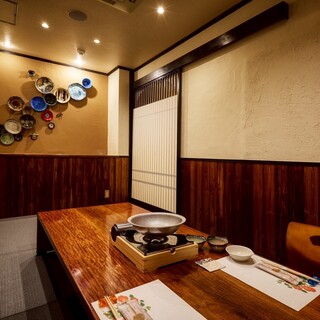 落ち着いた和モダンな大人空間でごゆっくりとお楽しみください