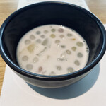 マンゴツリー東京 - 器に好みのトッピングを入れてココナッツミルクとともにいろいろ工夫しながら楽しみます。