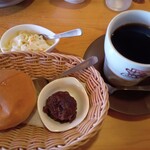 コメダ珈琲店 - ブレンド1.5倍モーニング（ローブパンバターとおぐらあん）