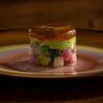 バルーン - マグロと旬の野菜のタルタル,コンソメのジュレ