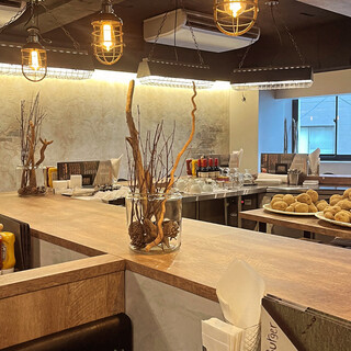 木の温もり溢れる広々空間◆都会にいながら旅気分を満喫