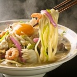 中央軒 - 料理写真:名物の長崎ちゃんぽんです！野菜、魚介、肉類などたっぷりの具材から出る旨味がしっかりと感じられる逸品です。