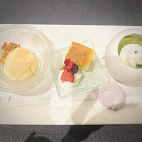 レストラン HUSHHUSH - なんの変哲もなさそうなのに、左のアイスはバニラじゃなく酸味とシャリ感あるジェラート。中は濃くてふんわりしたチーズケーキ。右は抹茶ババロア。パープルカラーのメレンゲまで全てウマっ！