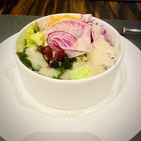 レストラン HUSHHUSH - ボリュームたっぷり美しいサラダ。豆類も入ってて食感もイイ。