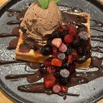 waffle shuffle - プレーン280円＋ミックスベリー260円＋チョコアイス200円＋チョコ＆ストロベリーソース80円＆80円＋粉糖0円