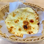 インドダイニング ドルガ - ハーフ＆ハーフランチのナンのアップ