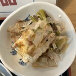 覚明堂 - 隠れてますが山菜が傍にしっかり居ます