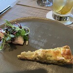 楽の蔵　レストランChez tomo. - 桜エビと春キャベツのキッシュ・ハーブ鶏スモークチキン  スプラウトのサラダ