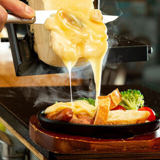 香ばしい皮ととろける中身を堪能◎シェフ厳選のラクレットチーズ