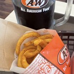 A&W プラスカフェ - ルートビアとカーリーフライのセット