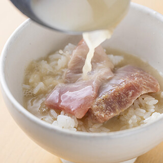 海鮮丼の〆は濃厚魚介出汁で『出汁茶漬け』！