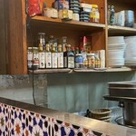 まるしん - 店内にはスペイン産の食材が並ぶ