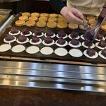 御座候 - 料理写真:てきぱき焼いてます♪