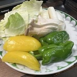 近江かね安 - 焼肉頼んだらお野菜ついてきます。あとご飯もあります。