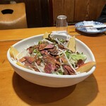 炭火やきとり 伝兵衛 - サラダ。茶色いのは肉ではなく何かの野菜を素揚げしたものかなぁ？