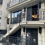 VinIX - 外観　地下1階にお店あり