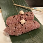 295570291 - 驚きの肉質、火入れ、味加減、表面は炭で香ばしく、絶品の握り