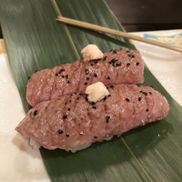 赤坂 ひかわ - 驚きの肉質、火入れ、味加減、表面は炭で香ばしく、絶品の握り