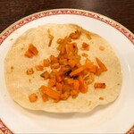 INDUS kawasaki - お通し♪パリパリと美味しいパパドにニンジンが盛られてました♪