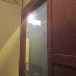 居酒屋　矢三朗 - 藁焼きで匂いと煙が充満